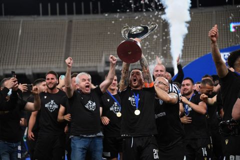 Οι παίκτες του ΠΑΟΚ σηκώνουν στον ουρανό το τρόπαιο του Κυπέλλου Ελλάδας