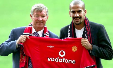 12 Jul 2001:  New Manchester United signing Juan Sebastien Veron is unveiled by Manager Sir Alex Ferguson at a press conference and photocall at Old Trafford, Manchester. +++Digital Image+++ Mandatory Credit: Gary M. Prior/ALLSPORT