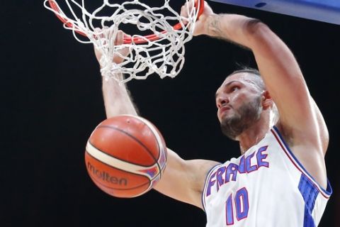 France's Evan Fournier, dunks a basket during the EuroBasket European Basketball Championship match, round of sixteen, between France against Turkey, at Pierre Mauroy stadium in Lille, northern France, Saturday, Sept. 12, 2015. France won 76-53. (AP Photo/Michel Euler)