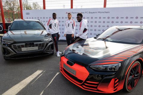 FC Bayerns Dayot Upamecano, Lucas Hernández, and Alphonso Davies (left to right) during the vehicle handover at Säbener Straße