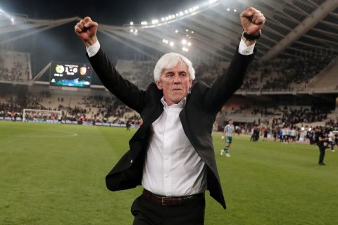 Ο Ιβάν Γιοβάνοβιτς πανηγυρίζει την κατάκτηση του Κυπέλλου το 2022