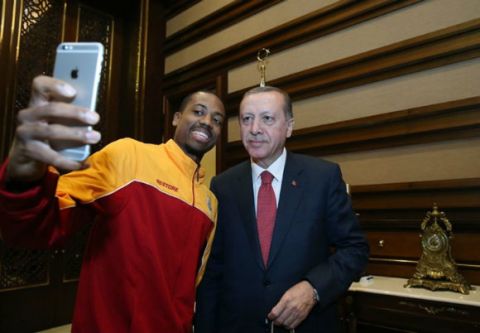 Η selfie του ΜακΚόλουμ με τον... Ερντογάν!