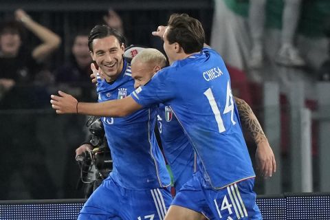 Οι παίκτες της Ιταλίας πανηγυρίζουν γκολ που σημείωσαν κόντρα στη Βόρεια Μακεδονία για τα προκριματικά του Euro 2024 στο "Ολίμπικο", Ρώμη | Παρασκευή 17 Νοεμβρίου 2023
