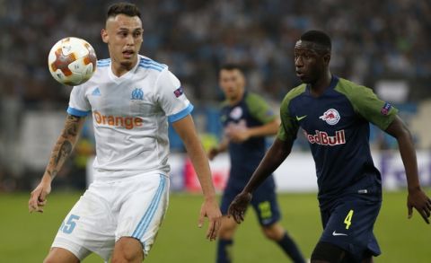 Marseille's Lucas Ocampos, left, and Salzburg's Amadou Haidara challenge for the ball goal during the Europa League semifinal first leg soccer match between Olympique Marseille and RB Salzburg at the Velodrome stadium in Marseille, France, Thursday, April 26, 2018. (AP Photo/Thibault Camus)