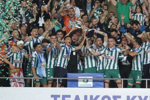 Οι παίκτες του Παναθηναϊκού σηκώνουν το τρόπαιο του Κυπέλλου Ελλάδας