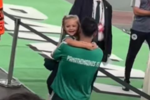 Η τρυφερή αγκαλιά του Παλάσιος με την κόρη του μετά την ονειρική πρεμιέρα στους ομίλους του Europa League