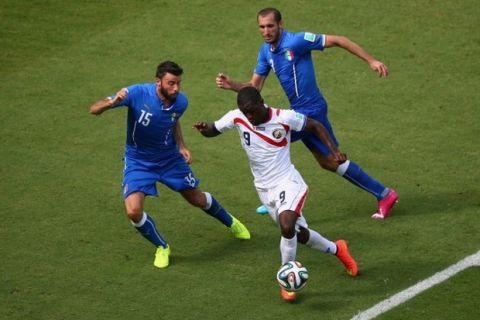 RECIFE, BRAZIL - JUNE 20:  Joel Campbell of Costa Rica takes on Andrea Barzagli and Giorgio Chiellini of Italy during the 2014 FIFA World Cup Brazil Group D match between Italy and Costa Rica at Arena Pernambuco on June 20, 2014 in Recife, Brazil.  (Photo by Michael Steele/Getty Images)
