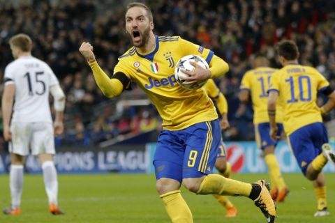 Juventus' Gonzalo Higuain celebrates after scoring his side first goal during the Champions League, round of 16, second-leg soccer match between Juventus and Tottenham Hotspur, at the Wembley Stadium in London, Wednesday, March 7, 2018. (AP Photo/Frank Augstein)