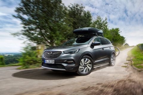 All aboard: If the large trunk of the Opel Grandland X is not enough for all the holiday luggage, the rest can be stowed away in practical and stylish roof-boxes.