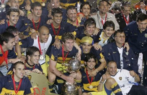 Players of Argentina's soccer Boca Juniors pose with the Libertadores Cup trophy after winning the final match against Brazilian club Gremio at Olimpico stadium in  Porto Alegre June 20, 2007.   REUTERS/Edison Vara  (BRAZIL)