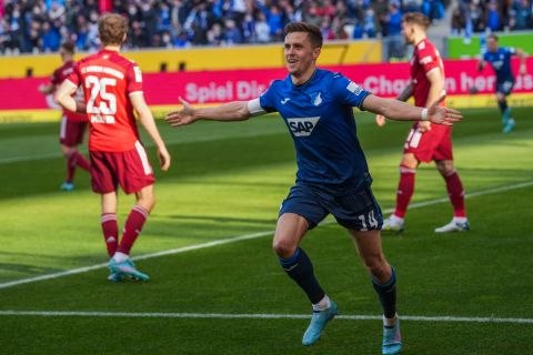 Ο Κρίστοφ Μπάουμγκαρτνερ της Χόφενχαϊμ πανηγυρίζει γκολ που σημείωσε κόντρα στην Μπάγερν για την Bundesliga 2021-2022 στην "Πρετσέρο Αρένα", Ζίνσχαϊμ | Σάββατο 12 Μαρτίου 2022