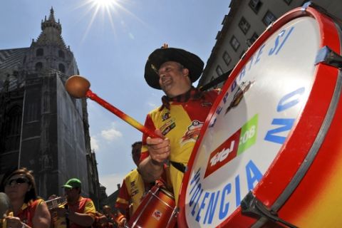 Manolo a fan of Spain's national soccer team bangs his drum at the Stephansplatz in Vienna, Sunday, June 22, 2008, prior to the quarterfinal match between Spain and Italy at the Euro 2008 European Soccer Championships in Austria and Switzerland. (AP Photo/Oliver Multhaup)