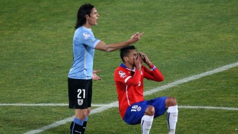 Uruguay's forward  Edinson Cavani (L) and Chile's defender Gonzalo Jara gesture during their 2015 Copa America football championship quarterfinal match, in Santiago, on June 24, 2015.  AFP PHOTO / CLAUDIO REYES        (Photo credit should read Claudio Reyes,Claudio Reyes/AFP/Getty Images)