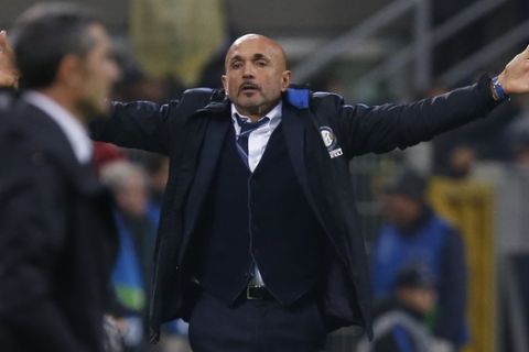 Inter Milan coach Luciano Spalletti gestures during the Champions League group B soccer match between Inter Milan and Barcelona at the San Siro stadium in Milan, Italy, Tuesday, Nov. 6, 2018. (AP Photo/Antonio Calanni)
