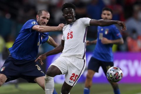 Ο Τζόρτζιο Κιελίνι ανακόπτει αντικανονικά τον Μπουκαγιό Σακά κατά τη διάρκεια του τελικού του Euro 2020 μεταξύ της Ιταλίας και της Αγγλίας | 11 Ιουλίου 2021