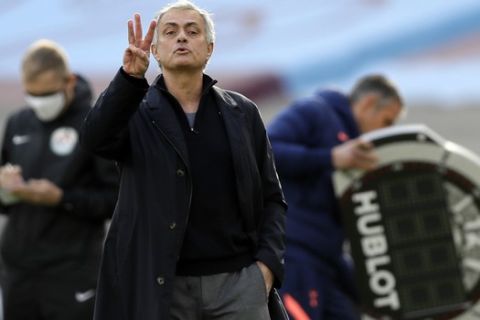 O Ζοζέ Μουρίνιο δίνει οδηγίες στους παίκτες της Τότεναμ κατά τη διάρκεια αγώνα της Premier League κόντρα στην Γουέστ Χαμ