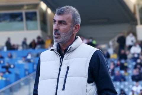 Ο Σωκράτης Οφρυδόπουλος στον πάγκο της ΑΕΚ σε ματς πρωταθλήματος απέναντι στον Άρη | 10 Απριλίου 2022
