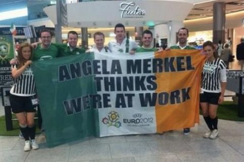 Το πανό των Ιρλανδών για την Μέρκελ!
