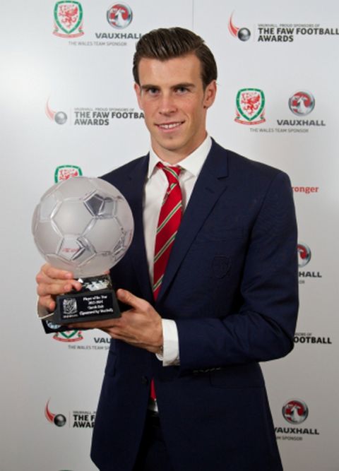 CARDIFF, WALES - Monday, October 6, 2014: Wales' Player of the Year 2014 Gareth Bale with his trophy at the FAW Footballer of the Year Awards 2014 held at the St. David's Hotel. (Pic by David Rawcliffe/Propaganda)