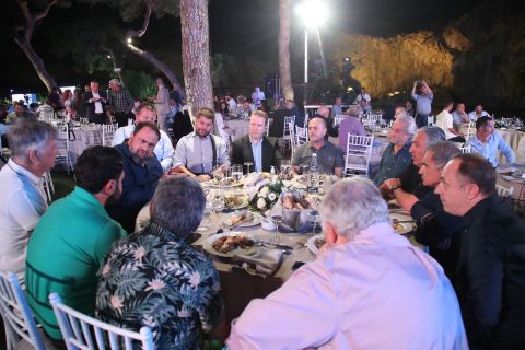 Ο Βαγγέλης Μαρινάκης με τους ανθρώπους των ομάδων της Super League  | 25 Ιουλίου 2022