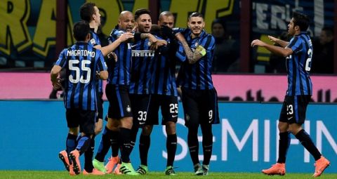 MILAN, ITALY - FEBRUARY 20:  Danilo D'Ambrosio of FC Internazionale (C) celebrates after scoring the opening goal during the Serie A match between FC Internazionale Milano and UC Sampdoria at Stadio Giuseppe Meazza on February 20, 2016 in Milan, Italy.  (Photo by Claudio Villa - Inter/Inter via Getty Images)