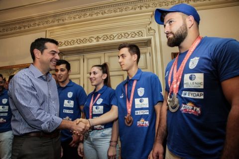 Στιγμιότυπα από την συνάντηση του Πρωθυπουργού Αλέξη Τσίπρα με αθλητές που διακρίθηκαν στους 23ους Θερινούς Ολυμπιακούς Αγώνες Κωφών στη Σαμψούντα της Τουρκίας, με τους προπονητές και τους εκπροσώπους της Ομοσπονδίας του. Τρίτη 1 Αυγούστου 2017. (EUROKINISSI / ΓΙΑΝΝΗΣ ΠΑΝΑΓΟΠΟΥΛΟΣ)