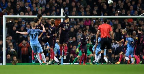 MANCHESTER, ENGLAND - NOVEMBER 01:  Kevin de Bruyne of Manchester City scores from a free kick during the UEFA Champions League match between Manchester City FC and FC Barcelona at Etihad Stadium on November 1, 2016 in Manchester, England.  (Photo by Jan Kruger - UEFA/UEFA via Getty Images)