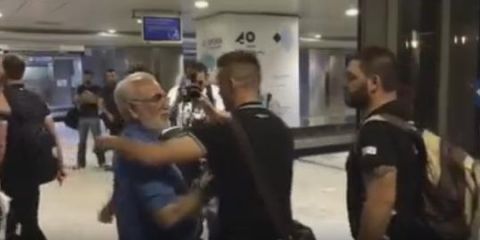 O Σαββίδης υποδέχθηκε την ομάδα στο αεροδρόμιο