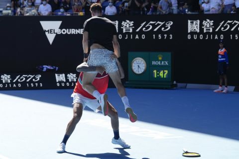 Οι Νικ Κύργιος και Θανάσης Κοκκινάκης πανηγυρίζουν τη νίκη-πρόκριση στον τελικό του διπλού ανδρών στο Australian Open | 27 Ιανουαρίου 2022