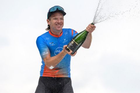 Ο Νεοζηλανδός Άαρον Γκέιτ, περσινός νικητής του ΔΕΗ Tour of Hellas, με τη γαλάζια φανέλα, τη σημαντικότερη του αγώνα, αφού τη φοράει ο πρώτος της γενικής κατάταξης (1/5/2022). 