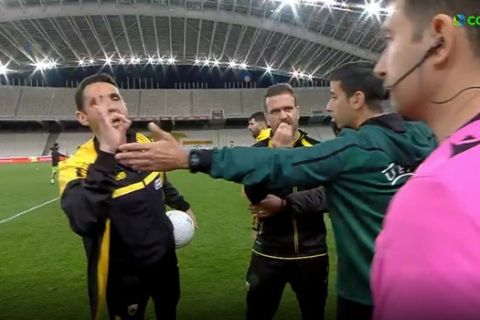 Ένταση ανάμεσα σε Χιμένεθ και διαιτητή στο τέλος της αναμέτρησης ΑΕΚ - ΠΑΟΚ για το Κύπελλο Ελλάδας.