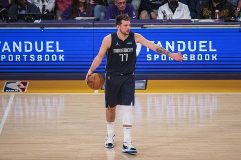  March 1, 2022, Los Angeles, California, USA: Luka Doncic 77 of the Dallas Mavericks sets up a play during their NBA, Basketball Herren, USA game against the Los Angeles Lakers on Tuesday March 1, 2022 at Crypto.com Arena in Los Angeles, California. Lakers lose to Mavericks, 104-109. /PI Los Angeles USA - ZUMAp124 20220301_zaa_p124_007 Copyright: xJAVIERxROJASx