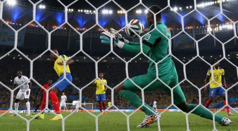 RIO DE JANEIRO, BRAZIL - JUNE 25:  Alexander Dominguez of Ecuador makes a save during the 2014 FIFA World Cup Brazil Group E match between Ecuador and France at Maracana on June 25, 2014 in Rio de Janeiro, Brazil.  (Photo by Clive Rose/Getty Images)