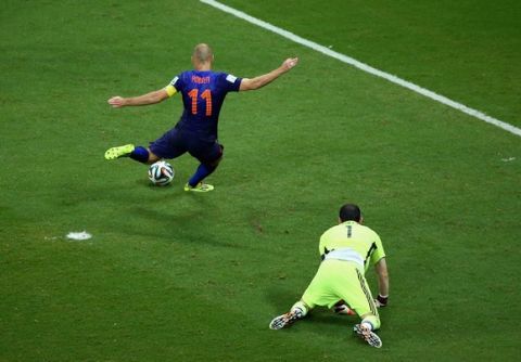 SALVADOR, BRAZIL - JUNE 13: Arjen Robben of the Netherlands shoots and scores his second goal, the teams fifth, as goalkeeper Iker Casillas of Spain looks on during the 2014 FIFA World Cup Brazil Group B match between Spain and Netherlands at Arena Fonte Nova on June 13, 2014 in Salvador, Brazil.  (Photo by Jeff Gross/Getty Images)