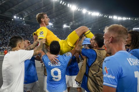 Οι παίκτες της Λάτσιο πανηγυρίζουν με τον Ιβάν Προβεντέλ το γκολ που σημείωσε κόντρα στη Λάτσιο για τη φάση των ομίλων του Champions League 2023-2024 στο "Ολίμπικο", Ρώμη | Τρίτη 19 Σεπτεμβρίου 2023