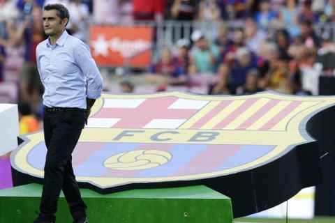 FC Barcelona's coach Ernesto Valverde looks on prior of the Joan Gamper trophy friendly soccer match between FC Barcelona and Chapecoense at the Camp Nou stadium in Barcelona, Spain, Monday, Aug. 7, 2017. (AP Photo/Manu Fernandez)