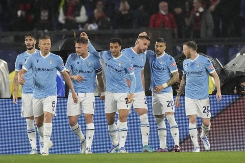 Οι παίκτες της Λάτσιο πανηγυρίζουν γκολ κόντρα στην Μίλαν σε ματς της Serie A | 24 Απριλίου 2022
