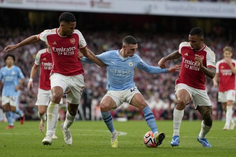 Arsenal's William Saliba, left, Arsenal's Gabriel Jesus, right and Manchester City's Phil Foden challenge for the ball during the English Premier League soccer match between Arsenal and Manchester City at the Emirates Stadium in London, Sunday, Oct. 8, 2023.(AP Photo/Kirsty Wigglesworth)