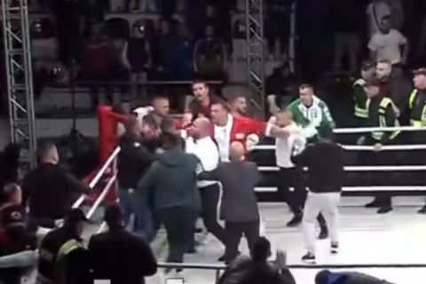 Σκηνές χάους σε αγώνα πυγμαχίας στην Αλβανία: Θεατές εισέβαλαν στο ρινγκ και έδειραν Κολομβιανό μποξέρ