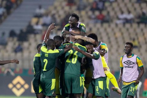Οι παίκτες της Σενεγάλης πανηγυρίζουν γκολ που σημείωσαν κόντρα στην Μπουρκίνα Φάσο στα ημιτελικά του Κυπέλλου Εθνών Αφρικής 2021 στο "Αχμαντού Αχιτζό", Γιαουντέ | Τετάρτη 2 Φεβρουαρίου 2022