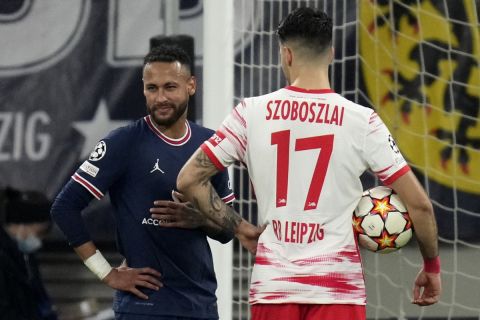 Ο Νεϊμάρ συνομιλεί με τον Ντόμινικ Σομποσλάι λίγο πριν εκτελέσει το πέναλτι στο Λειψία - Παρί Σεν Ζερμέν στο Champions League