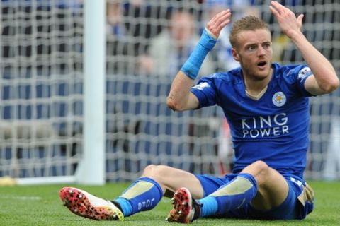Leicester Citys Jamie Vardy reacts to being shown a second yellow card and sent off during the English Premier League soccer match between Leicester City and West Ham United at the King Power Stadium in Leicester, England, Sunday, April 17, 2016. (AP Photo/Rui Vieira)
