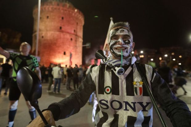 Φίλοι του ΠΑΟΚ πανηγυρίζουν στον Λευκό Πύργο την κατάκτηση του Κυπέλλου Ελλάδας 2020-2021 | Σάββατο 22 Μαΐου 2021