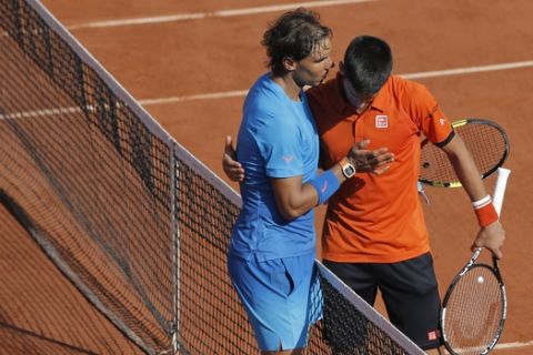 Νόβακ Τζόκοβιτς και Ραφαέλ Ναδάλ από παλαιότερη μονομαχία τους στο Roland Garros