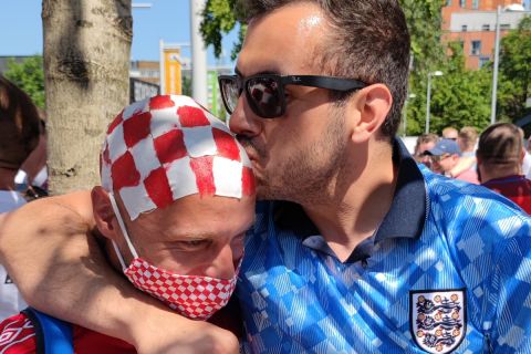 Φίλος της Αγγλίας αγκαλιά με φίλαθλο της Κροατίας έξω από το Γουέμπλεϊ
