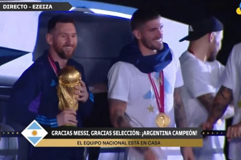 Μουντιάλ 2022, Αργεντινή: Ο Μέσι βγήκε από το αεροπλάνο με το τρόπαιο στα χέρια του