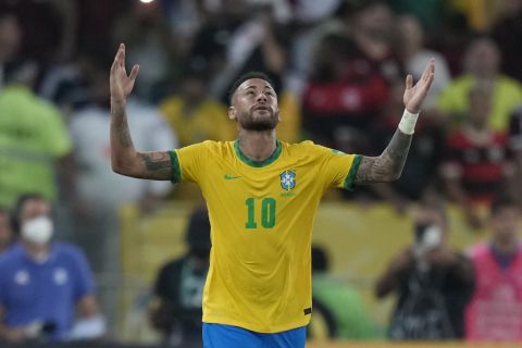 Ο Νεϊμάρ πανηγυρίζει γκολ που σημείωσε με τη φανέλα της εθνικής Βραζιλίας