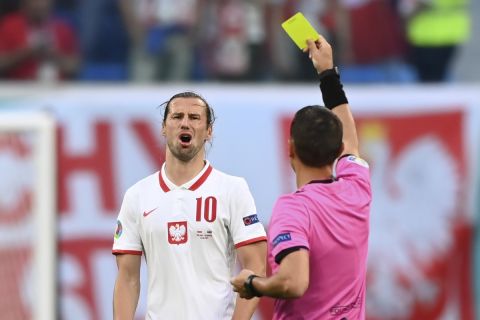 Ο Γκρεγκόρζ Κριχόβιακ αποβλήθηκε από το Πολωνία - Σλοβακία στην πρεμιέρα του Euro 2020 με δύο κίτρινες κάρτες