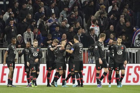 Οι παίκτες της Λιλ πανηγυρίζουν το γκολ που σημείωσαν κόντρα στη Λιόν σε αγώνα για τη Ligue 1