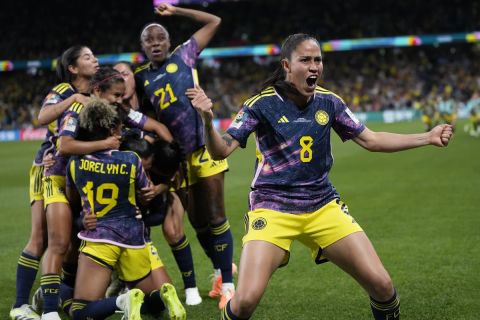 Οι παίκτριες της Κολομβίας πανηγυρίζουν τη νίκη κόντρα στη Γερμανία